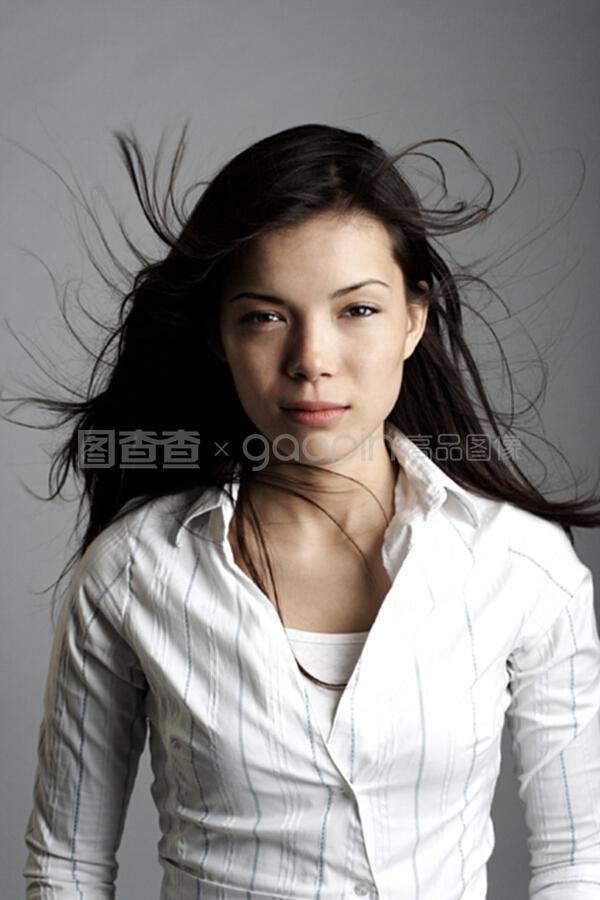 香烟烟雾中的女人